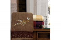 JUEGO DE TOALLAS BORDADAS CON FALSA GUARDA 